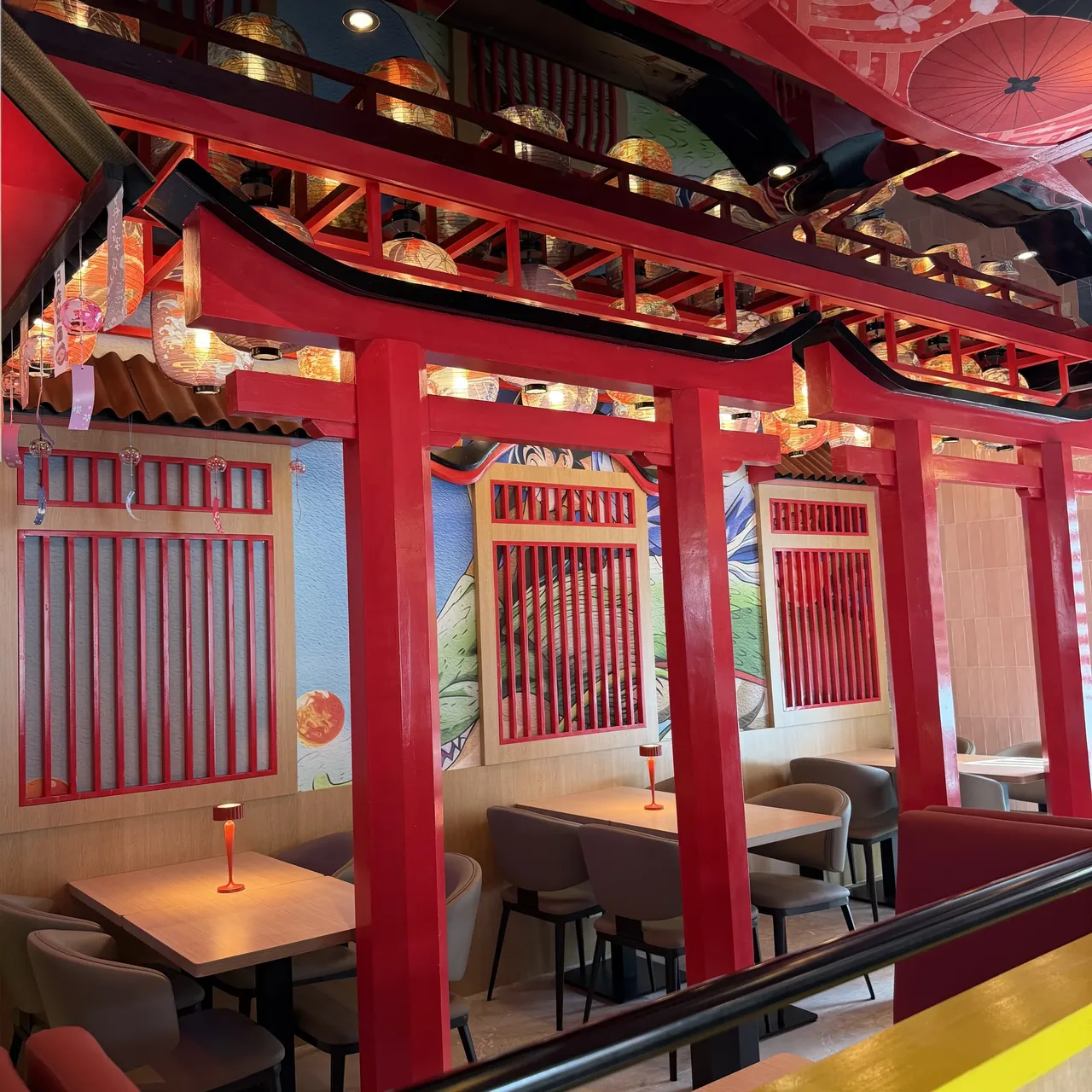 La sala di Mihoshi Ramen con torii e lanterne giapponesi